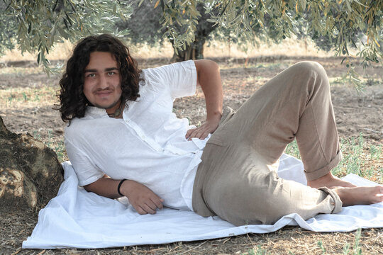 The jung greek mann in olive