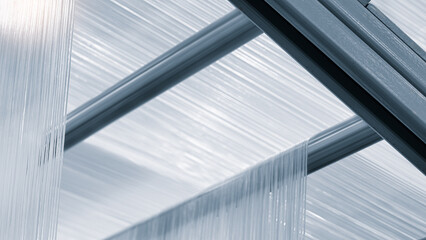 Obraz premium A machine is weaving a piece of fabric. The machine is made up of many parts, including a large metal piece that is connected to a hose