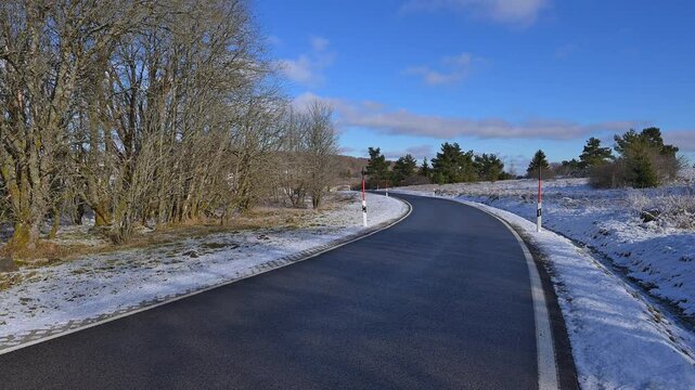 Stra&szlig;e, Franzosenweg, Mittelgebirgslandschaft, Schneebedeckt, Himmel, Wolken, Winter, Lange Rh&ouml;n, Oberelsbach, Rh&ouml;n, Bayern, Deutschland, Europa