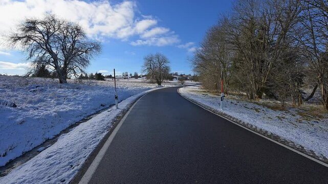 Stra&szlig;e, Franzosenweg, Mittelgebirgslandschaft, Schneebedeckt, Himmel, Wolken, Winter, Lange Rh&ouml;n, Oberelsbach, Rh&ouml;n, Bayern, Deutschland, Europa