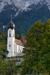 dorfkirche mit zwiebeldach
