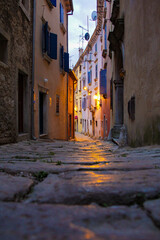 Obraz premium An alleyway of an old town with a street made out of stone