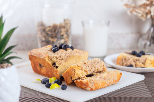 Postre de panque con leche. Bodegon de panques y postres
