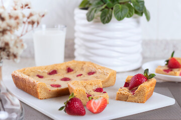 Postre de panque de fresas con leche. Bodegon de panques y postres