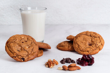 Postre de galletasl con leche. Bodegon de pastel y postres
