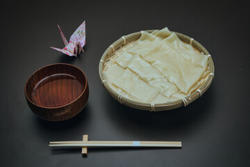 茹でてざるに盛った幅広の鬼ひも川うどん