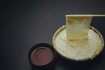 茹でてざるに盛った幅広の鬼ひも川うどん