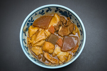 いろいろな具材が入ったみそ煮込みうどん
