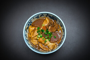 いろいろな具材が入ったみそ煮込みうどん