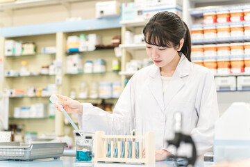 研究室で研究する医学生・研究員・薬剤師・調剤師
