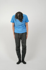 軽くお辞儀をする男性