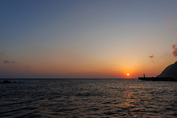 三原山と灯台のシルエット。
夜明けの底土港と底土海水浴場の日の出。
東京都伊豆諸島八丈島-2025年
