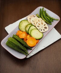 접시에 담긴 다양한 채소과자, 음식