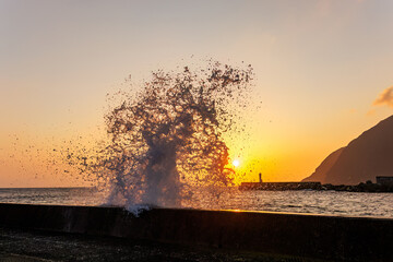 八丈島の朝焼けを受ける太平洋の荒波。
夜明けの底土港と底土海水浴場の日の出。
東京都伊豆諸島八丈島-2025年
