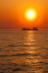 スギ花粉の飛散が始まっていて、太陽の周りに花粉光環が現れている。
ちなみに八丈島は亜熱帯のため杉が自生しておらず、かつ本土から300kmほど離れているので、花粉が飛ぶことはない。
東京湾を行く巨大タンカーと美しい夕陽。

東海汽船東京湾～伊豆諸島八丈島、太平洋航路の橘丸船上-2025
