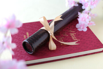 卒業証書と卒業アルバムと桜の花びら