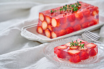 苺が美しく並んだ透明な苺のテリーヌ