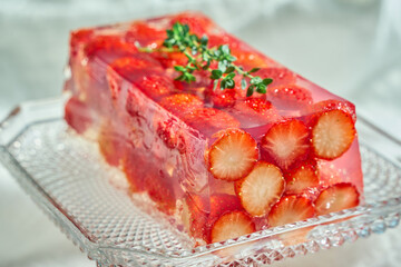 苺が美しく並んだ透明な苺のテリーヌ