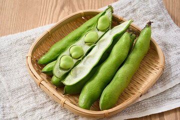 春が旬のそら豆／竹かごに盛られた生のそら豆