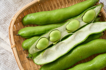 春が旬のそら豆／竹かごに盛られた生のそら豆