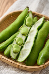 春が旬のそら豆／竹かごに盛られた生のそら豆