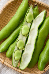 春が旬のそら豆／竹かごに盛られた生のそら豆