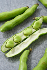 グレー背景に並べた春が旬のそら豆