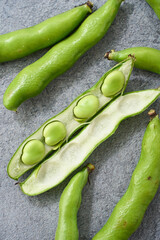 グレー背景に並べた春が旬のそら豆