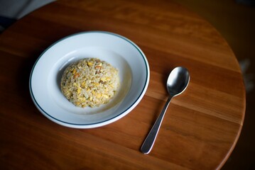 皿に丸く盛り付けたシンプルなチャーハン