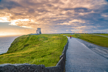 Landschaft an den Cliffs of Moher mit O’Brien’s Tower