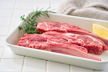 Fototapeta premium 白いバットに並べた生のラムチョップ肉