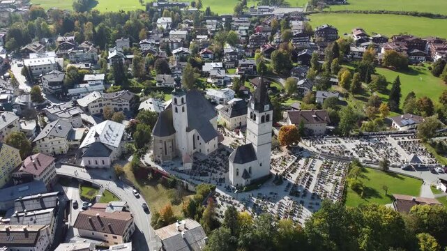 Kitzb&uuml;hel Stadt Sommer Kirche