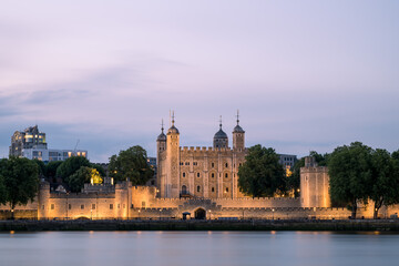Fototapeta premium As the sun sets over the historic Tower of London, the pastel sky creates a mesmerising backdrop, complementing the architectural beauty of this iconic structure.