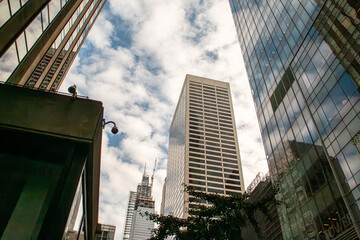 Vista desde abajo del paisaje urbano de los rascacielos de Nueva York, USA con un cielo nublado tras él. Vistas del W. R. Grace Building en el 1114 6th Ave entre otros rascacielos.