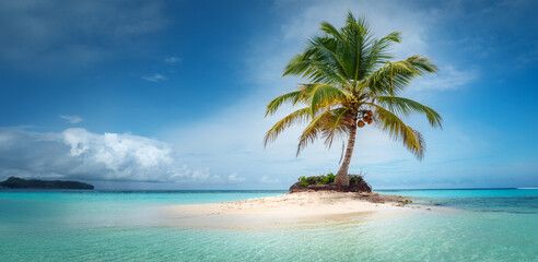 Una vista panoramica relajante del mar con una isla desierta tropical con una palmera y cocos, con horizonte azul