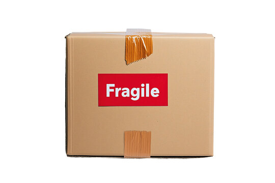 Paket mit Aufkleber &bdquo;Fragile&ldquo; auf Kartonbox PNG mit transparentem Hintergrund

