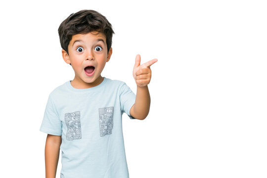&Uuml;berraschter kleiner Junge zeigt mit dem Finger PNG mit transparentem Hintergrund

