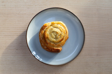 A plate of garlic and cheese pastry.