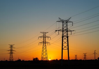夕焼け空シルエット 力強くそびえ立つ送電鉄塔群
