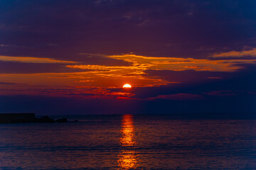 Amanecer cálido con el sol radiante en el cielo 