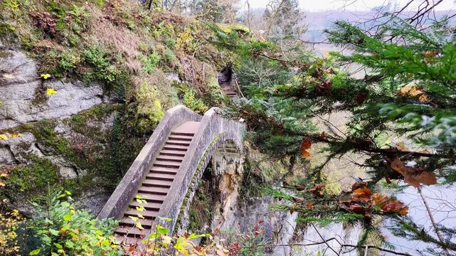 Die beeindruckende Teufelsbr&uuml;cke bei Inzigkofen, eine historische Steinbr&uuml;cke, die majest&auml;tisch &uuml;ber eine Schlucht gespannt ist. 