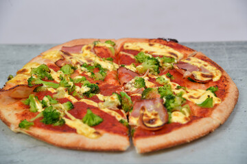 italienisch, pizza, frisch, echtes, foto, käse, hollandaise, sucuk, sauce, tomate, salami, essen, cheese, isoliert, italiener, mahl, weiß, mozzarella, abendessen, baked, pfeffer, crust, brotzeit, fast