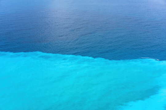 Sea division between turquoise water and deep blue