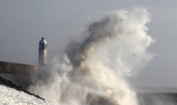 Storm waves (Storm Eowyn), Porthcawl Pier, South Wales
