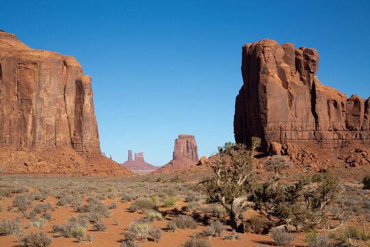 North Window, Elephant Butte on left, Cly Butte on right, Monument Valley Navajo Tribal Park, Utah