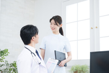 ドクターと看護師のクリニックで会話するイメージ