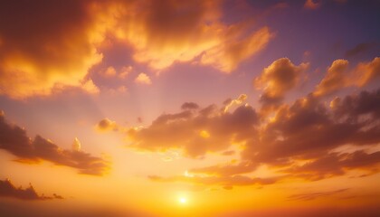 Obraz premium 柔らかな雲と暖かい色合いの黄金の夕焼け空