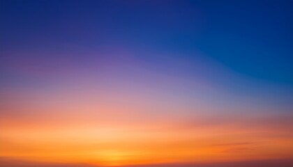 Obraz premium 深い青から暖かいオレンジに変わるグラデーションの夕焼け空