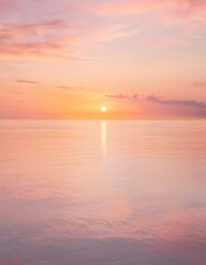 Naklejka premium 穏やかなピンクとオレンジのトーンのパステルカラーの朝焼け空