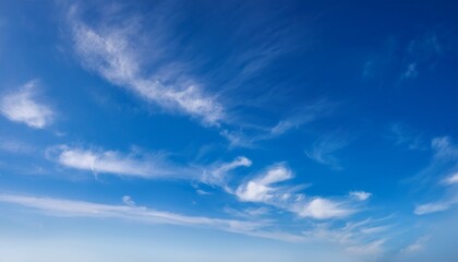 深い青の澄んだ空と繊細な筋雲